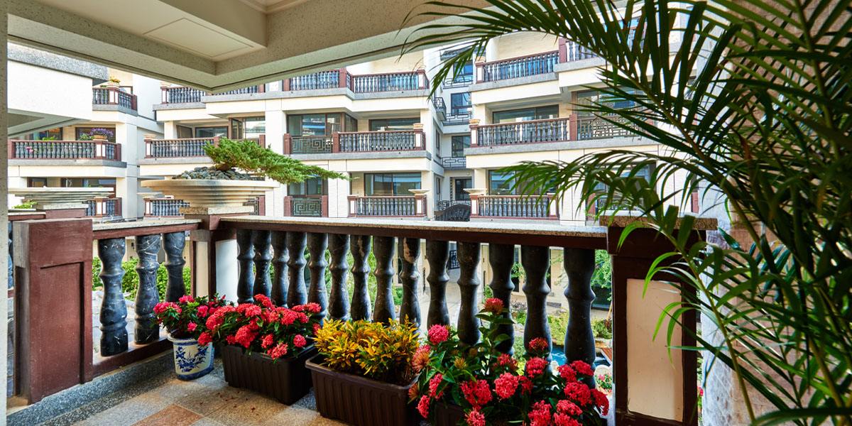 timg (1).jpg 联排别墅阳台装饰实景图