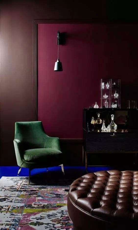 别墅配饰深色+红色的效果图1